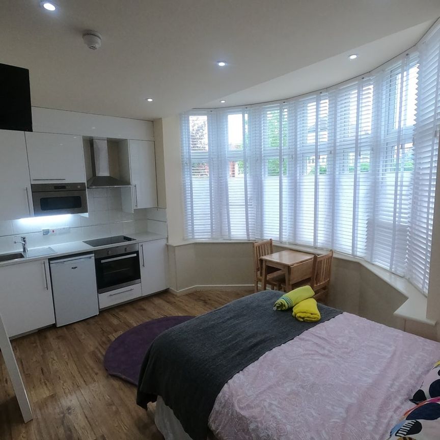 Studio Flat, Chatsworth Road, NW2 - Photo 1