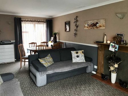 Fairfax Crescent, Aylesbury - Photo 2