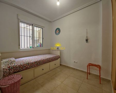 GROUND FLOOR RENTAL WITH 2 BEDROOMS AND 1 BATHROOM - Photo 2