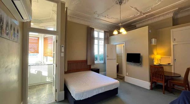 Fully self contained & furnished unit - Photo 1