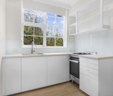 Boutique Park-Side Living in Prestigious St Kilda Hill - Photo 3