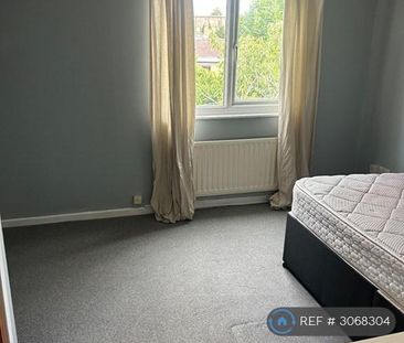 4 bedroom semi-detached house to rent - Photo 3