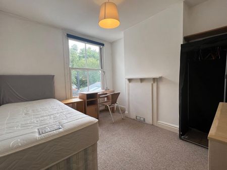 4 bedroom semi-detached house to rent - Photo 4