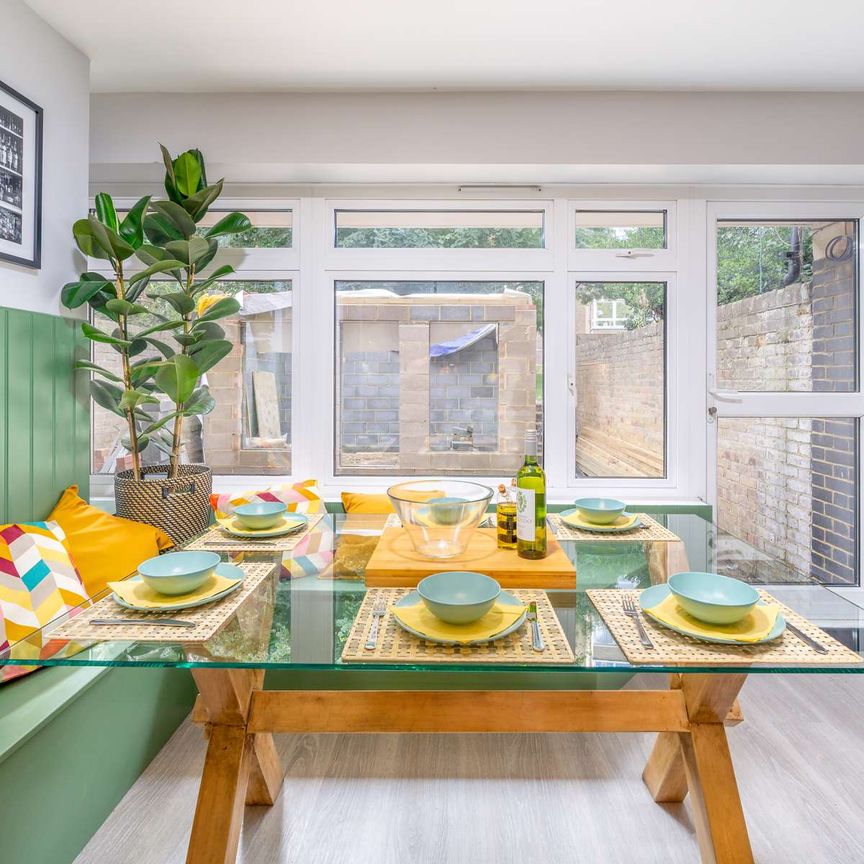 Stylish, Modern, and Newly Renovated Garden Flat in Battersea Room 5 - Photo 1