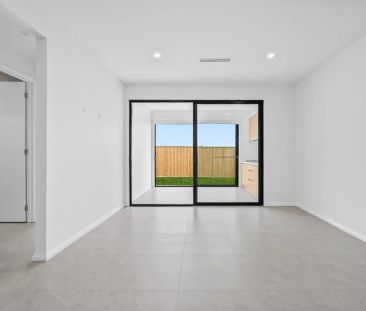 Stylish 4-Bedroom Family Home with Sunroom & Kitchenette – Prime Wo... - Photo 1