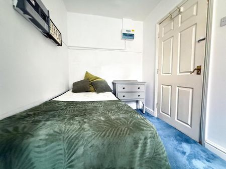 1 bedroom in a house share to rent - Photo 4