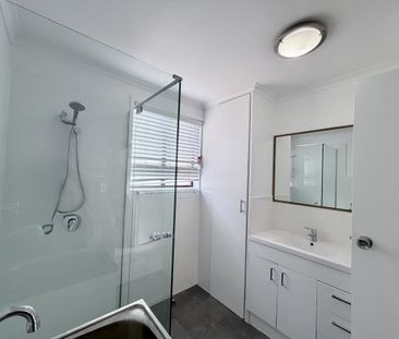 Top-Floor Apartment Opposite the Broadwater – Freshly Updated & Rea... - Photo 5