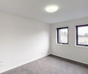Spacious Top-Floor Apartment in Prime Location – Ideal for Comforta... - Photo 5