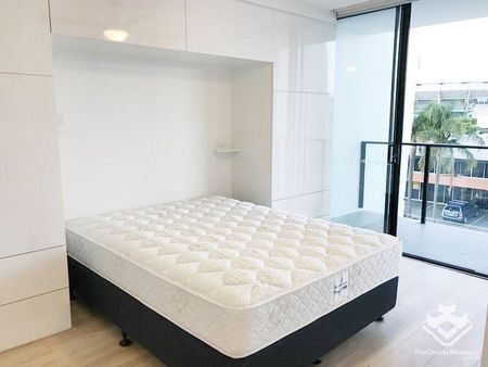 Stunning 2 Bedroom, Partially Furnished - Photo 4