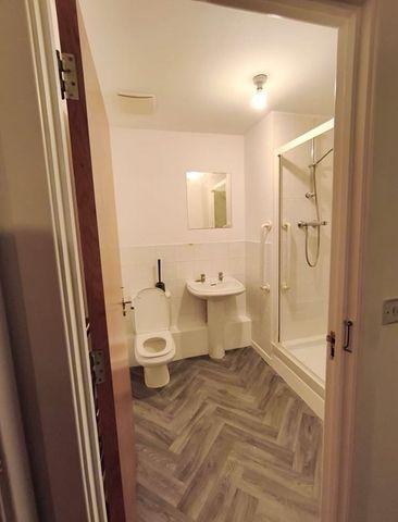 2 Bed Flat, Newbury Road, IG2 - Photo 3