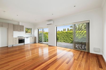 Spotless modren unit with great courtyard - Photo 2