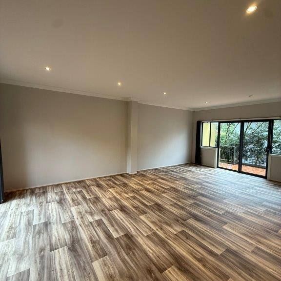 MODERN TRI-LEVEL TOWNHOUSE - Photo 1