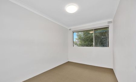 Light Filled Open Plan Living - Photo 4