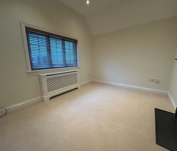 2 Bedroom Flat / Apartment - Bank Street, Bishops Waltham - Photo 3