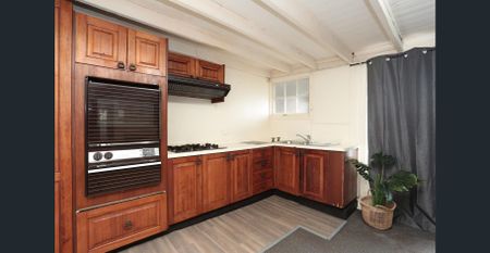 Spacious Flat with Private Courtyard! - Photo 4