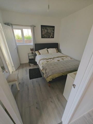 4 bedroom semi-detached house to rent - Photo 3