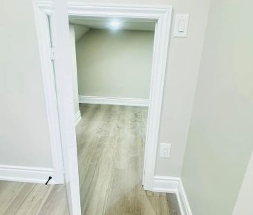 Detached Home For Lease | W9229421 - Photo 5