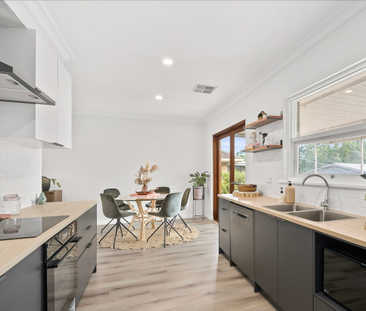 Modern and updated, 3 bedroom family home with plenty of outdoor space - Photo 6