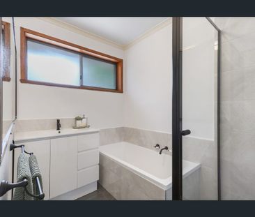 Three-bedroom home with brand new carpet and paint - Photo 5