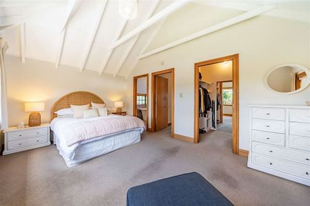 Spacious 4 Bedroom Family Home + External office - Photo 2