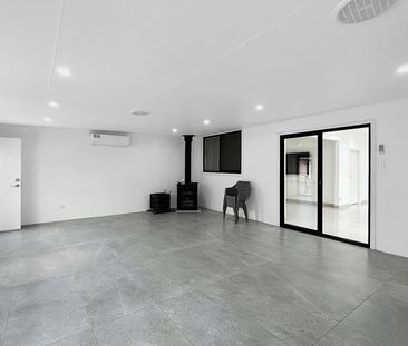 Modern 3 Bedroom Home - Photo 1