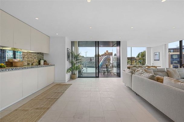 This beautiful 3 bedroom, 2 bathroom apartment with an open plan Kitchen and reception and a private balcony is now available to rent. - Photo 1