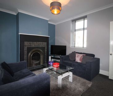 Large double room in shared house in Morley - available soon! - Photo 5