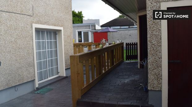 Twin bedroom in 5-bedroom apartment in Clondalkin, Dublin - Photo 1