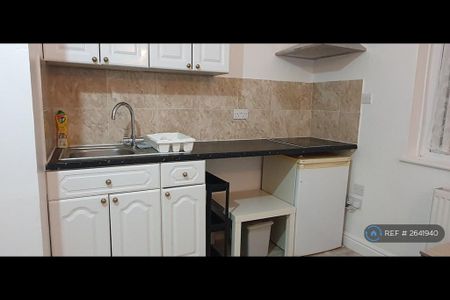 Studio to rent - Photo 2