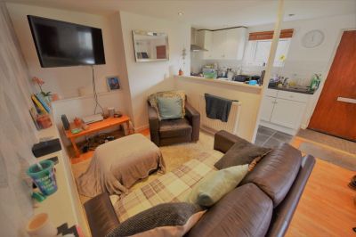 7 bedroom House in & Knowle Road, Leeds - Photo 2