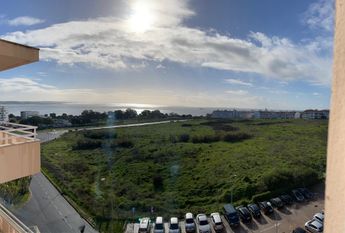 Apartamento T3 com estacionamento e vista de mar em Santo Amaro de Oeiras