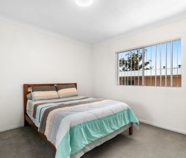 Spacious Townhouse in Central Location - Photo 2