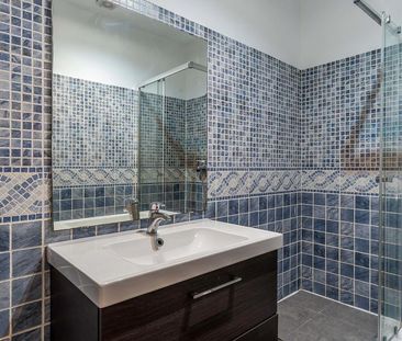 Beautiful apartment in Barcelona with views of Las Ramblas - Photo 3