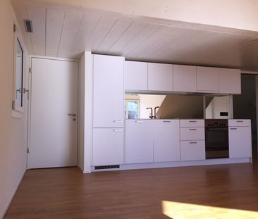 Aussergewöhnliche 3-Zimmer-Dachwohnung im Ortskern von Binningen - Photo 1