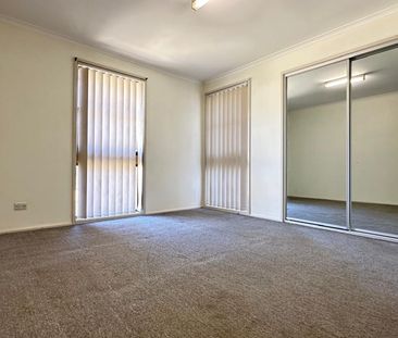 Spacious 3 Bedroom Home with Pet Friendly Yard !!! - Photo 6