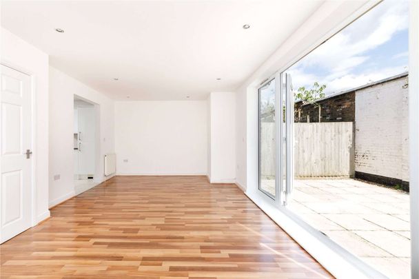 Large four bedroom mews house located just off Chatsworth Road. - Photo 1