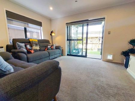 Modern Townhouse in Silverdale - Photo 2