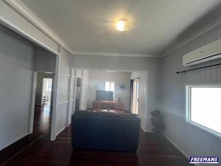 Lovely 3 Bedroom 2 Bathroom Furnished Home - Photo 2