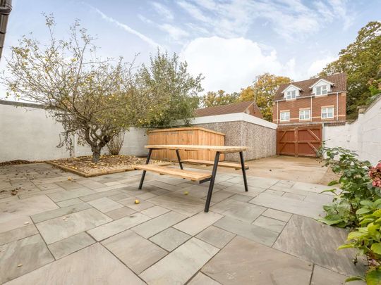 OX Living is proud to present this high-quality 8-bedroom co-living property, perfect for working professionals looking for stylish, stress-free living. Room 1 - Photo 1