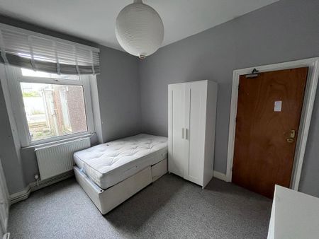 4 bedroom terraced house to rent - Photo 4