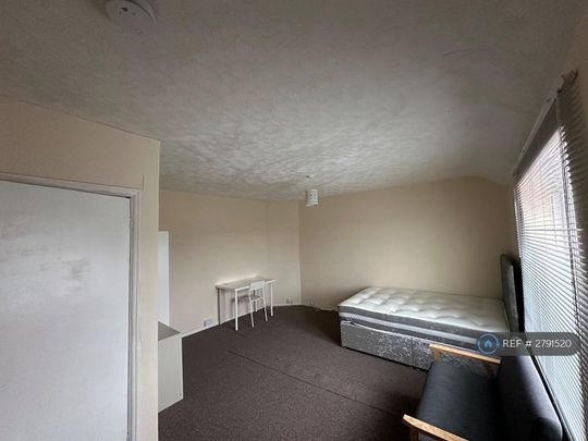 3 bedroom flat to rent - Photo 1