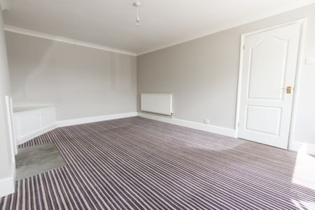 3 bedroom Terraced for rent - Photo 3