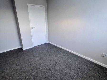 Partly Furnished 3 Bedroom Terrace - Photo 2