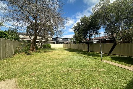 RENOVATED THREE BEDROOM HOUSE - Photo 4