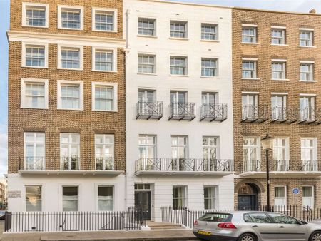 An impressive brand newly refurbished duplex apartment offering high ceilings with private entrance. - Photo 5