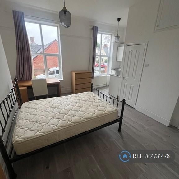 1 bedroom in a house share to rent - Photo 1