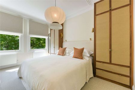 A recently refurbished two bedroom apartment with a private roof terrace and plenty of natural light located on Albert Bridge Road. - Photo 4