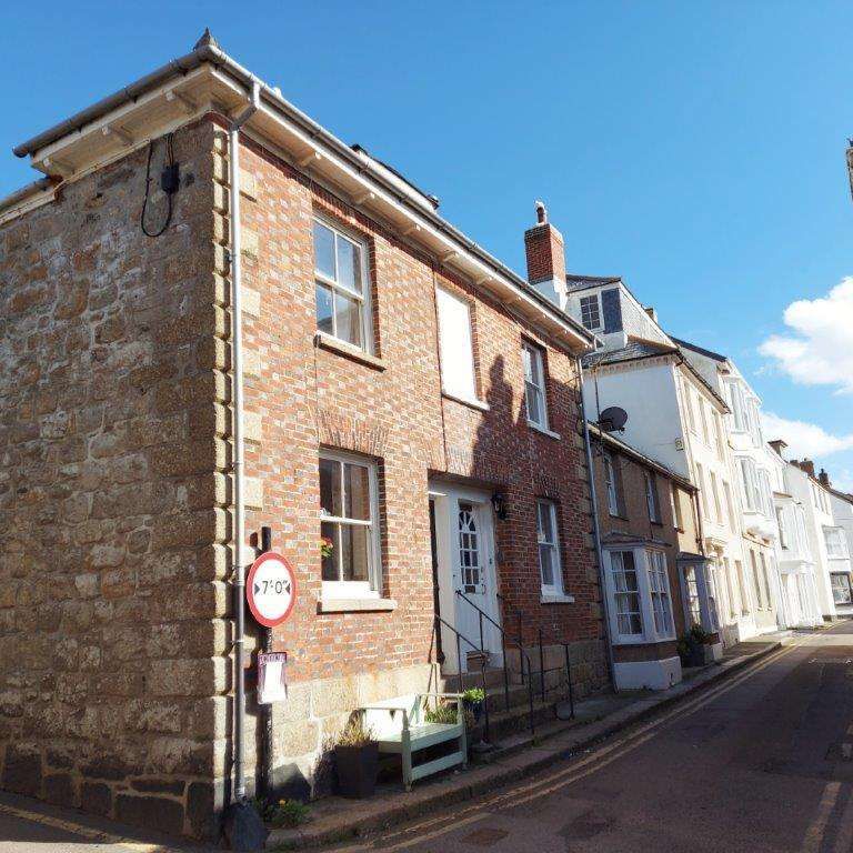 A delightful 3 bedroom traditional three storey Marazion town house just a few yards from the sandy beaches and St Michael's Mount. - Photo 1