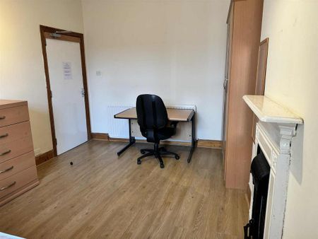 5 bedroom end of terrace house to rent - Photo 4