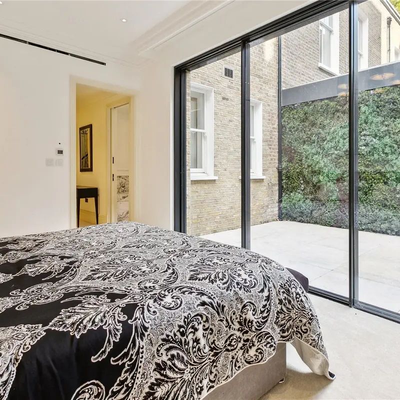 3 bedroom flat in Kensington - Photo 1